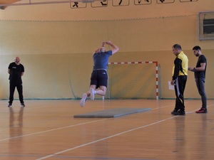 Kandydaci podczas testu sprawnościowego 