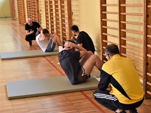 Kandydaci podczas testu sprawnościowego 