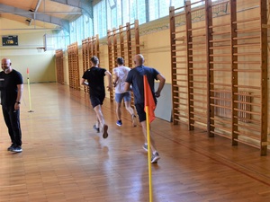 Kandydaci podczas testu sprawnościowego 