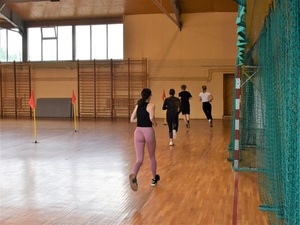 Kandydaci podczas testu sprawnościowego 