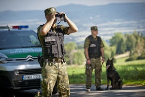 Funkcjonariusze SG podczas patrolu Funkcjonariusze SG podczas patrolu