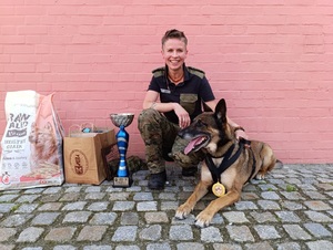 sierż. szt. SG Marta Kulon-Brączkowska ze swoim psem sierż. szt. SG Marta Kulon-Brączkowska ze swoim psem