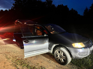 Samochód kontrolowany na polnej drodze przy polsko-niemieckiej granicy Samochód kontrolowany na polnej drodze przy polsko-niemieckiej granicy