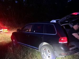 Samochód kontrolowany na polnej drodze przy polsko-niemieckiej granicy Samochód kontrolowany na polnej drodze przy polsko-niemieckiej granicy