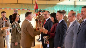 Uroczysty apel z okazji Narodowego Święta Niepodległości w komendzie Nadodrzańskiego Oddziału Straży Granicznej Uroczysty apel z okazji Narodowego Święta Niepodległości w komendzie Nadodrzańskiego Oddziału Straży Granicznej