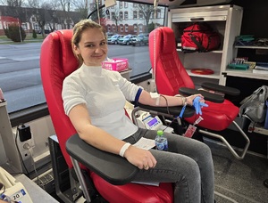 Honorowy krwiodawca w trakcie oddawania krwi w mobilnym punkcie poboru krwi Honorowy krwiodawca w trakcie oddawania krwi w mobilnym punkcie poboru krwi