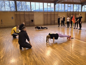 Kandydaci podczas testu sprawności fizycznej Kandydaci podczas testu sprawności fizycznej