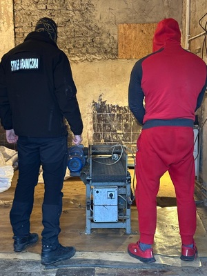 Zatrzymany mężczyzna z maszyną do krojenia tytoniu Zatrzymany mężczyzna z maszyną do krojenia tytoniu