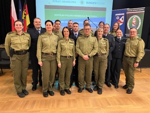 Otwarcie Wspólnej Polsko-Niemieckiej Placówki w Tuplicach - zdjęcie grupowe przedstawicieli polskich i niemieckich służb Otwarcie Wspólnej Polsko-Niemieckiej Placówki w Tuplicach - zdjęcie grupowe przedstawicieli polskich i niemieckich służb