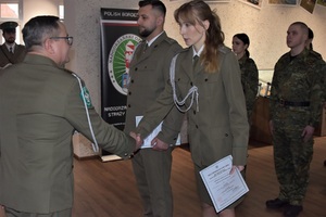 Uroczystość mianowania chorążych i podoficerów w Nadodrzańskim Oddziale Straży Granicznej - wręczanie aktu mianowania młodszemu chorążemu Straży Granicznej Uroczystość mianowania chorążych i podoficerów w Nadodrzańskim Oddziale Straży Granicznej - wręczanie aktu mianowania młodszemu chorążemu Straży Granicznej