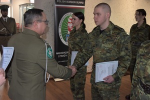 Uroczystość mianowania chorążych i podoficerów w Nadodrzańskim Oddziale Straży Granicznej - wręczanie aktu mianowania kapralowi Straży Granicznej Uroczystość mianowania chorążych i podoficerów w Nadodrzańskim Oddziale Straży Granicznej - wręczanie aktu mianowania kapralowi Straży Granicznej