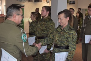 Uroczystość mianowania chorążych i podoficerów w Nadodrzańskim Oddziale Straży Granicznej - wręczanie aktu mianowania kapralowi Straży Granicznej Uroczystość mianowania chorążych i podoficerów w Nadodrzańskim Oddziale Straży Granicznej - wręczanie aktu mianowania kapralowi Straży Granicznej