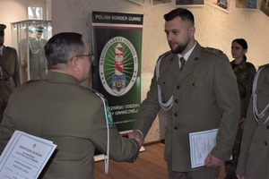Uroczystość mianowania chorążych i podoficerów w Nadodrzańskim Oddziale Straży Granicznej - wręczanie aktu mianowania młodszemu chorążemu Straży Granicznej Uroczystość mianowania chorążych i podoficerów w Nadodrzańskim Oddziale Straży Granicznej - wręczanie aktu mianowania młodszemu chorążemu Straży Granicznej
