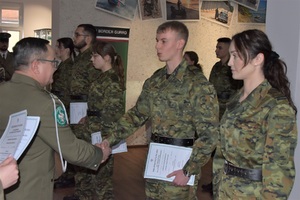 Uroczystość mianowania chorążych i podoficerów w Nadodrzańskim Oddziale Straży Granicznej - wręczanie aktu mianowania kapralowi Straży Granicznej Uroczystość mianowania chorążych i podoficerów w Nadodrzańskim Oddziale Straży Granicznej - wręczanie aktu mianowania kapralowi Straży Granicznej