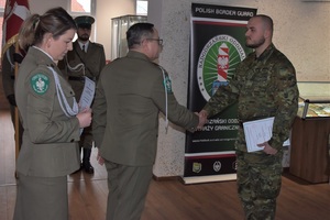Uroczystość mianowania chorążych i podoficerów w Nadodrzańskim Oddziale Straży Granicznej - wręczanie aktu mianowania kapralowi Straży Granicznej Uroczystość mianowania chorążych i podoficerów w Nadodrzańskim Oddziale Straży Granicznej - wręczanie aktu mianowania kapralowi Straży Granicznej