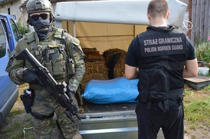 Funkcjonariusze Nadodrzańskiego Oddziału Straży Granicznej z zatrzymanymi w samochodzie nielegalnymi wyrobami tytoniowymi Funkcjonariusze Nadodrzańskiego Oddziału Straży Granicznej z zatrzymanymi w samochodzie nielegalnymi wyrobami tytoniowymi