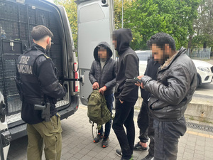 Funkcjonariusze Nadodrzańskiego Oddziału Straży Granicznej z osobami zatrzymanymi Funkcjonariusze Nadodrzańskiego Oddziału Straży Granicznej z osobami zatrzymanymi