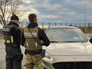 Wspólny polsko-niemiecki patrol funkcjonariuszy przy odzyskanym samochodzie Wspólny polsko-niemiecki patrol funkcjonariuszy przy odzyskanym samochodzie