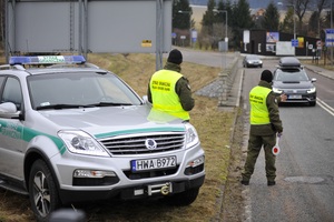 Funkcjonariusze Nadodrzańskiego Oddziału Straży Granicznej podczas kontroli drogowej Funkcjonariusze Nadodrzańskiego Oddziału Straży Granicznej podczas kontroli drogowej