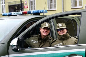 Funkcjonariusze Nadodrzańskiego Oddziału Straży Granicznej w patrolu samochodem służbowym Funkcjonariusze Nadodrzańskiego Oddziału Straży Granicznej w patrolu samochodem służbowym