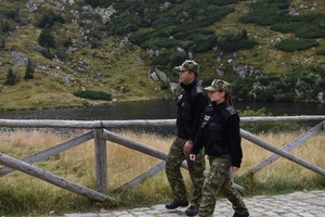 Funkcjonariusze Nadodrzańskiego Oddziału Straży Granicznej na górskim szlaku Funkcjonariusze Nadodrzańskiego Oddziału Straży Granicznej na górskim szlaku