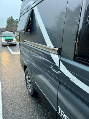 Skradziony kamper zatrzymany przez funkcjonariuszy ze wspólnego polsko-niemieckiego patrolu Straży Granicznej. Widoczne uszkodzenie boku pojazdu Skradziony kamper zatrzymany przez funkcjonariuszy ze wspólnego polsko-niemieckiego patrolu Straży Granicznej. Widoczne uszkodzenie boku pojazdu