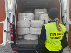 Funkcjonariusz Nadodrzańskiego Oddziału Straży Granicznej z zatrzymanymi w samochodzie nielegalnymi wyrobami tytoniowymi Funkcjonariusz Nadodrzańskiego Oddziału Straży Granicznej z zatrzymanymi w samochodzie nielegalnymi wyrobami tytoniowymi