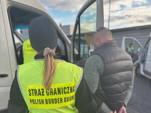 Funkcjonariusze Nadodrzańskiego Oddziału Straży Granicznej z jednym z zatrzymanych kierowców przewożacych wyroby tytoniowe bez znaków skarbowych akcyzy Funkcjonariusze Nadodrzańskiego Oddziału Straży Granicznej z jednym z zatrzymanych kierowców przewożacych wyroby tytoniowe bez znaków skarbowych akcyzy