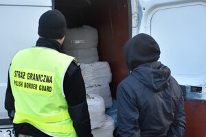 Funkcjonariusze Nadodrzańskiego Oddziału Straży Granicznej z jednym z zatrzymanych kierowców przewożacych wyroby tytoniowe bez znaków skarbowych akcyzy Funkcjonariusze Nadodrzańskiego Oddziału Straży Granicznej z jednym z zatrzymanych kierowców przewożacych wyroby tytoniowe bez znaków skarbowych akcyzy