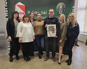Zdjecie grupowie pracowników cywilnych z funkcjonariuszem Nadodrzńskiego oddziału Straży Granicznej Zdjecie grupowie pracowników cywilnych z funkcjonariuszem Nadodrzńskiego oddziału Straży Granicznej