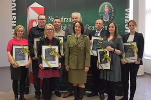 Komendant Nadodrzańskiego Oddziału SG z pracownikami cywilnymi podczas uroczystości Komendant Nadodrzańskiego Oddziału SG z pracownikami cywilnymi podczas uroczystości