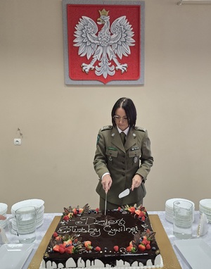 Symboliczne krojenie tortu przez Panią Komendant Nadodrzańskiego Oddziału Straży Granicznej Symboliczne krojenie tortu przez Panią Komendant Nadodrzańskiego Oddziału Straży Granicznej