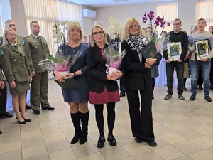 Uczestniczący w uroczystości pracownicy cywilni Nadodrzańskiego Oddziału Straży Granicznej Uczestniczący w uroczystości pracownicy cywilni Nadodrzańskiego Oddziału Straży Granicznej