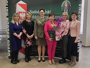 Komendant Placówki Straży Granicznej w Tuplicach z pracownikami cywilnymi podczas uroczystości 17 lutego Komendant Placówki Straży Granicznej w Tuplicach z pracownikami cywilnymi podczas uroczystości 17 lutego