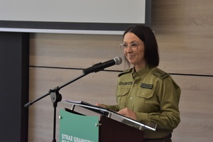 Odprawa służbowa podsumowująca działalność Nadodrzańskiego Oddziału Straży Granicznej w 2024 r. - przemawia płk SG Monika Musielak Komendant Nadodrzańskiego Oddziału Straży Granicznej Odprawa służbowa podsumowująca działalność Nadodrzańskiego Oddziału Straży Granicznej w 2024 r. - przemawia płk SG Monika Musielak Komendant Nadodrzańskiego Oddziału Straży Granicznej