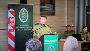 Odprawa służbowa podsumowująca działalność Nadodrzańskiego Oddziału Straży Granicznej w 2024 r. - przemawia płk SG Krzysztof Krawiec Zastępca Komendanta Nadodrzańskiego Oddziału Straży Granicznej Odprawa służbowa podsumowująca działalność Nadodrzańskiego Oddziału Straży Granicznej w 2024 r. - przemawia płk SG Krzysztof Krawiec Zastępca Komendanta Nadodrzańskiego Oddziału Straży Granicznej