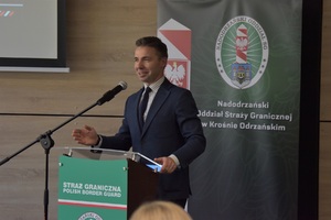 Odprawa służbowa podsumowująca działalność Nadodrzańskiego Oddziału Straży Granicznej w 2024 r. - przemawia Grzegorz Garczyński Burmistrz Krosna Odrzańskiego Odprawa służbowa podsumowująca działalność Nadodrzańskiego Oddziału Straży Granicznej w 2024 r. - przemawia Grzegorz Garczyński Burmistrz Krosna Odrzańskiego