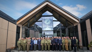 Wspólne zdjęcie uczestników odprawy służbowej podsumowującej działalność Nadodrzańskiego Oddziału Straży Granicznej w 2024 r. Wspólne zdjęcie uczestników odprawy służbowej podsumowującej działalność Nadodrzańskiego Oddziału Straży Granicznej w 2024 r.