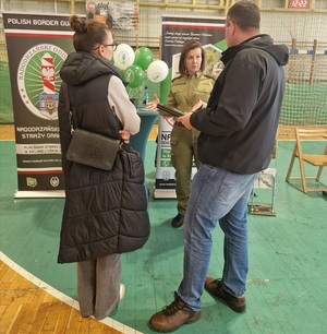 Targi pracy w hali Zespołu Szkół Licealnych i Technicznych w Gubinie - stoisko Straży Granicznej Targi pracy w hali Zespołu Szkół Licealnych i Technicznych w Gubinie - stoisko Straży Granicznej