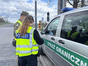Wspólny polsko-niemiecki patrol funkcjonariuszy Straży Granicznej dokonuje legitymowania osób na polsko-niemieckim pograniczu Wspólny polsko-niemiecki patrol funkcjonariuszy Straży Granicznej dokonuje legitymowania osób na polsko-niemieckim pograniczu