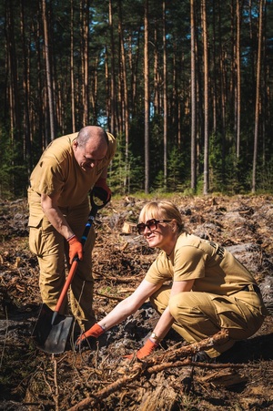 Wspólne sadzenie lasu - funkcjonariusze służb w akcji „Lasy na nowe 100-lecie” Wspólne sadzenie lasu - funkcjonariusze służb w akcji „Lasy na nowe 100-lecie”
