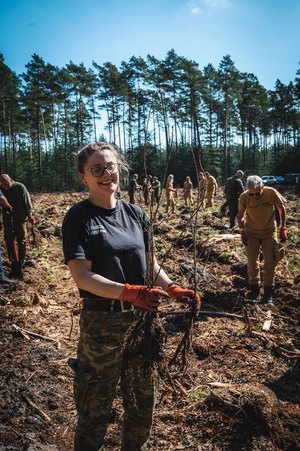 Wspólne sadzenie lasu - funkcjonariusze służb w akcji „Lasy na nowe 100-lecie” Wspólne sadzenie lasu - funkcjonariusze służb w akcji „Lasy na nowe 100-lecie”