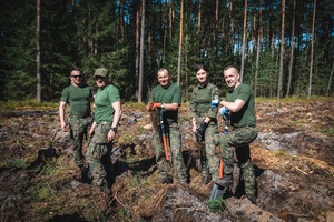 Wspólne sadzenie lasu - funkcjonariusze służb w akcji „Lasy na nowe 100-lecie” Wspólne sadzenie lasu - funkcjonariusze służb w akcji „Lasy na nowe 100-lecie”