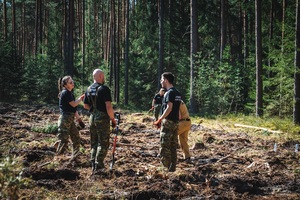 Wspólne sadzenie lasu - funkcjonariusze służb w akcji „Lasy na nowe 100-lecie” Wspólne sadzenie lasu - funkcjonariusze służb w akcji „Lasy na nowe 100-lecie”