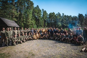 Wspólne sadzenie lasu - funkcjonariusze służb w akcji „Lasy na nowe 100-lecie” Wspólne sadzenie lasu - funkcjonariusze służb w akcji „Lasy na nowe 100-lecie”