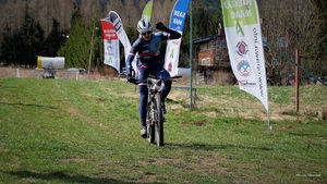 Funkcjonariusz Straży Granicznej biorący dział w rajdzie rowerowym MTB Funkcjonariusz Straży Granicznej biorący dział w rajdzie rowerowym MTB