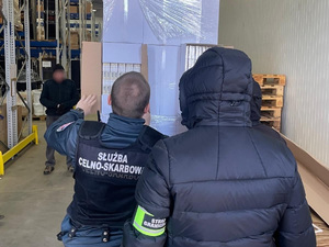 Funkcjonariusze Nadodrzańskiego Oddziału Straży Granicznej i Krajowej Administracji Skarbowej z zatrzymanymi nielegalnymi wyrobami tytoniowymi Funkcjonariusze Nadodrzańskiego Oddziału Straży Granicznej i Krajowej Administracji Skarbowej z zatrzymanymi nielegalnymi wyrobami tytoniowymi