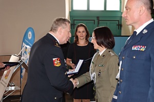 W gronie wyróżnionych znalazła się płk SG Monika Musielak, która została uhonorowana medalem za zaangażowanie we współpracę międzynarodową oraz wzmacnianie relacji między polskimi a czeskimi służbami W gronie wyróżnionych znalazła się płk SG Monika Musielak, która została uhonorowana medalem za zaangażowanie we współpracę międzynarodową oraz wzmacnianie relacji między polskimi a czeskimi służbami