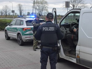 Wspólny polsko-niemiecki patrol funkcjonariuszy Straży Granicznej podczas legitymowania w Zgorzelcu Wspólny polsko-niemiecki patrol funkcjonariuszy Straży Granicznej podczas legitymowania w Zgorzelcu