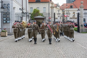 Uroczystość wręczenia awansów generalskich na dziedzińcu Pałacu Prezydenckiego Uroczystość wręczenia awansów generalskich na dziedzińcu Pałacu Prezydenckiego
